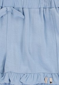 Lichtblauwe stoffen shorts met een gestructureerd oppervlak, een elastische tailleband met een strik, en een rucheszoom. Inclusief merktags aan de zijkant.