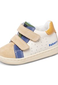 Sneaker con camoscio beige e dettagli in pelle blu, lati bianchi perforati, due fasce in velcro e una toppa gialla sul tallone. Nome del marchio "Falcotto" visibile.