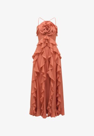 Robe sans manches de couleur corail rose avec de fines bretelles, grand détail en forme de rose sur la poitrine, et couches de volants dégradés le long de l'avant et de l'ourlet.