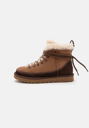 UGG, CLASSIC HERITAGE LACE UP - Winter boots - chestnut