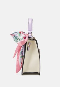 Paars leren handtas met een bloemenzijde sjaalaccent, gestructureerde vorm en een gladde textuur. Binnenin is de tas crèmekleurig.