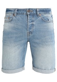 Shorts de mezclilla azul claro con un diseño desgastado, dobladillos enrollados, cierre de botón en la parte delantera y cinco bolsillos. Textura ligeramente desgastada.