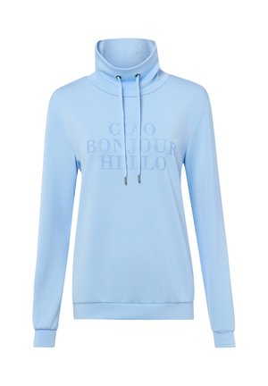 Lichtblauwe trui met lange mouwen, hoge kraag en trekkoorden, met reliëftekst "CIAO BONJOUR HELLO" op de voorkant.