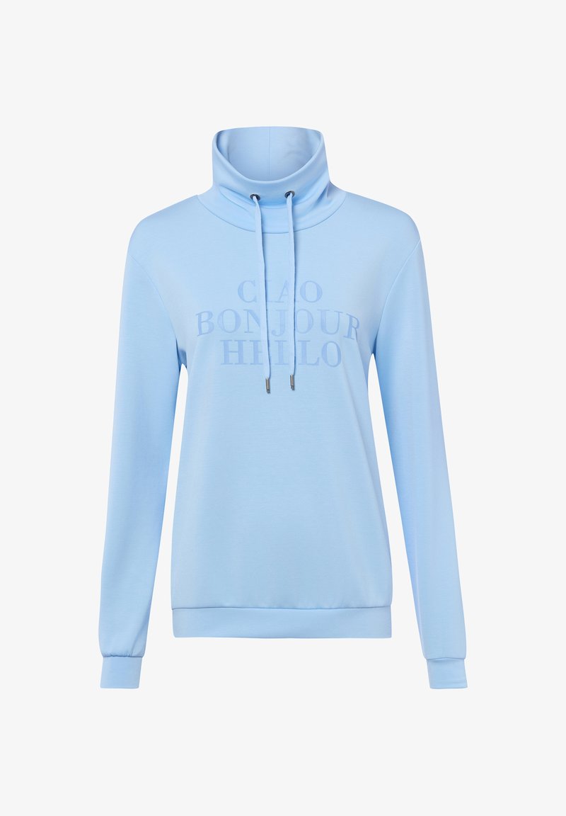 Sweat-shirt à manches longues bleu clair avec col montant et cordons, arborant des mots de salutation embossés "CIAO BONJOUR HELLO" sur le devant.