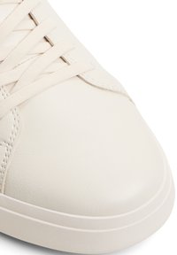 Białe skórzane sneakersy z gładką fakturą, okrągłym noskiem i płaskimi sznurowadłami. Subtelne detale w postaci przeszyć podkreślają minimalistyczny design.