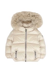 Giacca puffer beige con cappuccio in pelliccia sintetica, chiusura con zip e tasche laterali. Presenta un design trapuntato e una morbida texture del tessuto lucido.