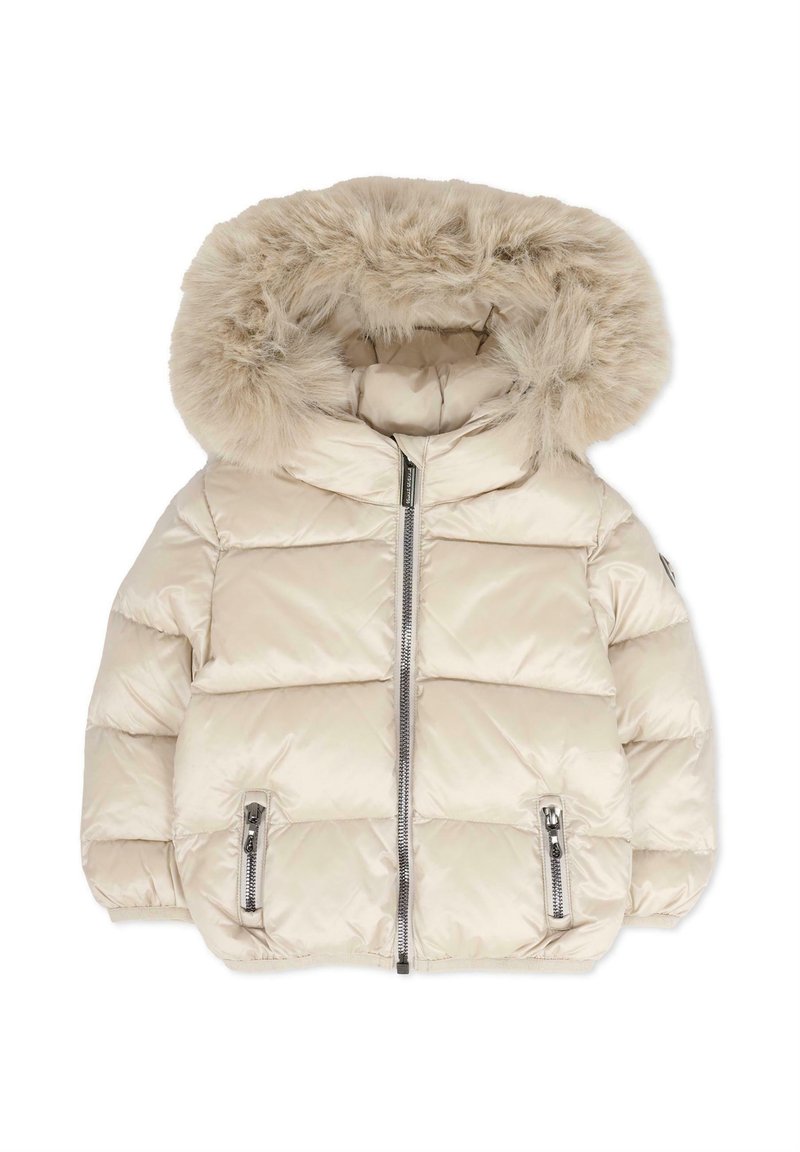 Giacca puffer beige con cappuccio in pelliccia sintetica, chiusura con zip e tasche laterali. Presenta un design trapuntato e una morbida texture del tessuto lucido.