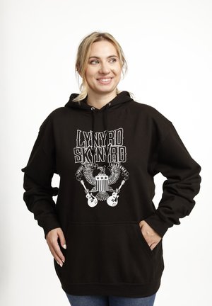 Czarna bluza z kapturem z białym graficznym nadrukiem stylizowanego orła, gitar i tekstu. Wykonana z miękkiego materiału, z dużą kieszenią z przodu.