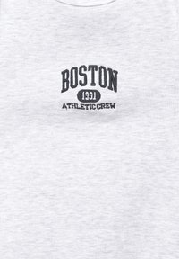 Šedá mikina s okrúhlym výstrihom a ryhovanou textúrou, na prednej strane je v strede čierny vyšívaný text: "BOSTON 1991 ATHLETIC CREW".