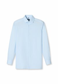 Hellesblaues Langarm-Hemd für Männer mit knopffront und klassischem Kragen, ordentlich flach auf weißem Hintergrund ausgebreitet.