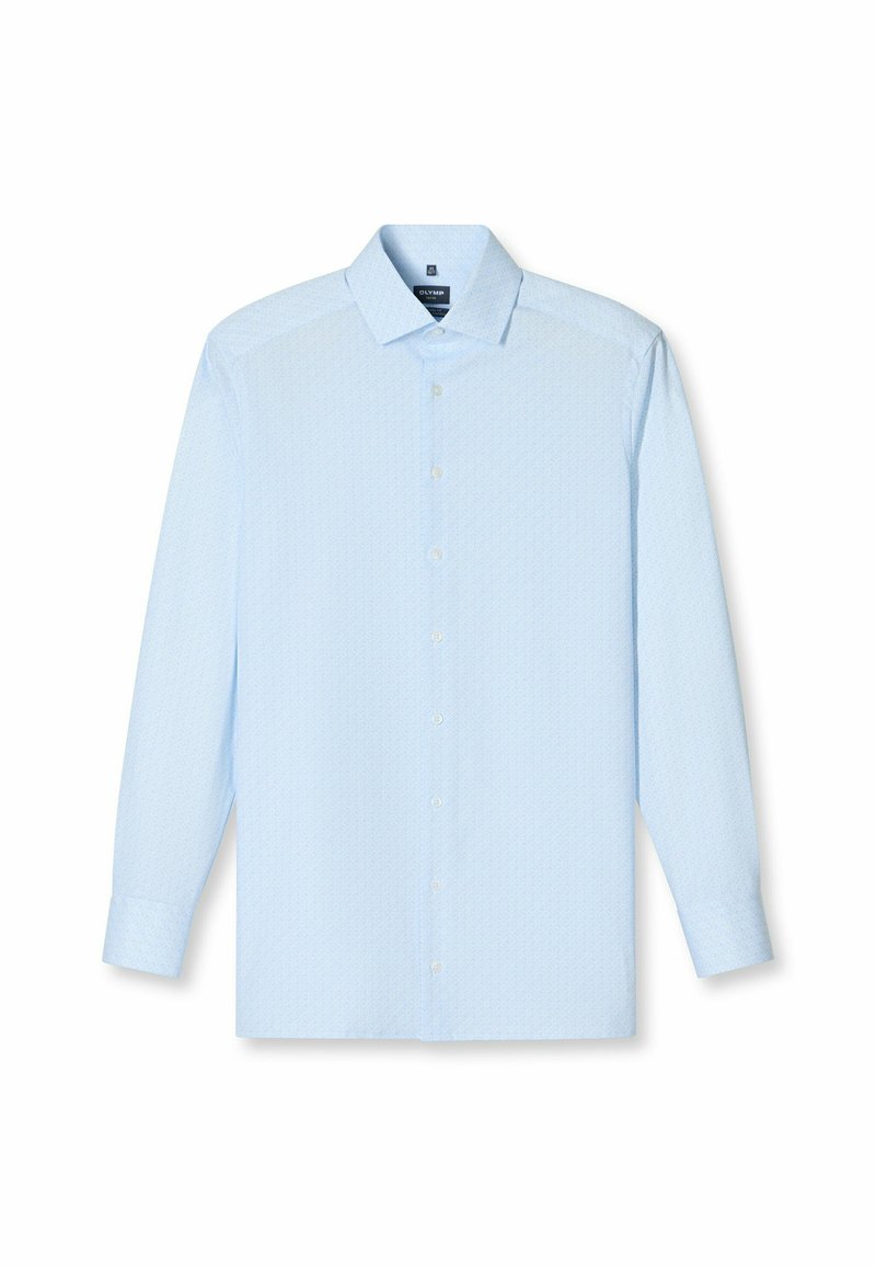 Hellesblaues Langarm-Hemd für Männer mit knopffront und klassischem Kragen, ordentlich flach auf weißem Hintergrund ausgebreitet.
