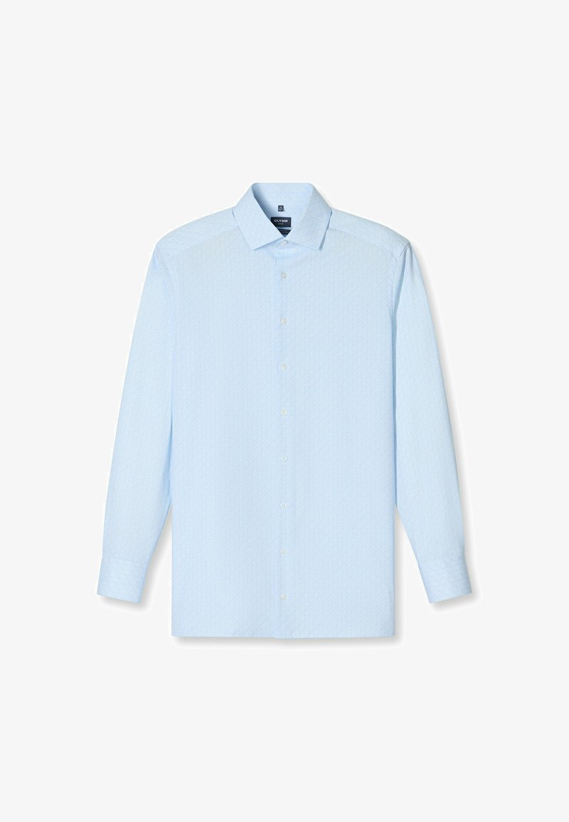 Hellesblaues Langarm-Hemd für Männer mit knopffront und klassischem Kragen, ordentlich flach auf weißem Hintergrund ausgebreitet.