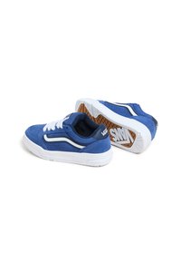 Zapatillas de ante azul con cordones y acentos blancos. Presentan una suela de goma con un patrón de suela marrón y detalles de logo lateral.
