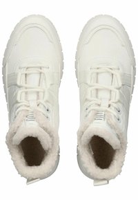Zapatillas blancas de media caña con parte superior sintética suave, forro de piel sintética texturizada y suela de goma. Presenta cinco ojales y un cuello flexible.
