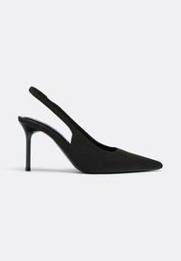 Chaussure à talon haut slingback noire à bout pointu avec un talon aiguille fin sur un fond clair uni.