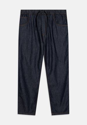 Pantalon en denim bleu foncé avec taille élastique et cordon noir, avec poches avant et détails de surpiqûres orange.
