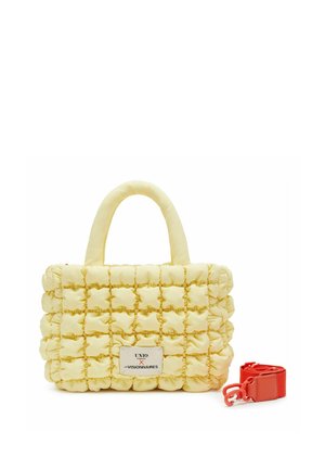Bolso acolchado de color amarillo claro con asas superiores y una correa desmontable de color naranja brillante, con una pequeña etiqueta de marca blanca en la parte frontal.