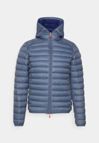 Puffer jacket in dark blue, featuring horizontal quilted texture, a hood, front zipper, and an orange accent pull tab.
