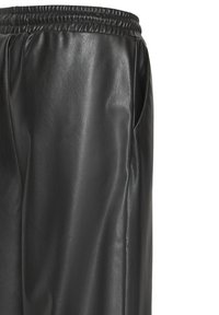 Pantaloni in pelle nera con una texture liscia, vita elasticizzata e tasche laterali. Presentano una vestibilità sartoriale con un design chic e contemporaneo.