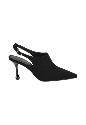 Czarne sandały na obcasie typu slingback z cienkim, średniej wysokości obcasem i małą złotą klamrą na pasku.
