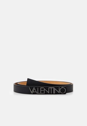 Ceinture en cuir noir à texture granuleuse avec boucle métallique au logo "VALENTINO" sur un fond uni clair.
