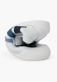 Scarpa bianca in pelle con suola texturizzata, caratterizzata da una fascia di accento blu e un design morbido e curvo. La scarpa è piegata in modo compatto.