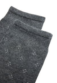Calcetines de lana gris con una textura suave, que presentan un sutil patrón floral y un puño reforzado. Diseñados para la comodidad y el calor.