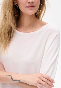 blue shadow T-shirt basic - white