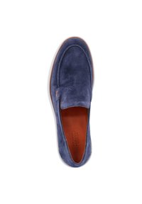 Marineblaues Wildleder Slipper mit runder Spitze, weißer Gummisohle und braunem Lederfußbett. Minimalistisches Design ohne sichtbare Hardware.