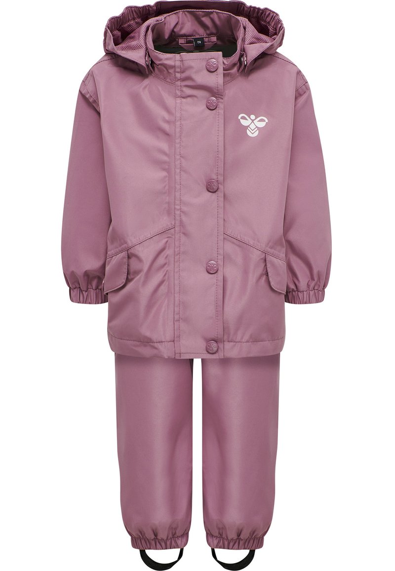 Roze waterdichte two-piece set met een hoodie-jas met drukknoopsluitingen en voorkeurszakken, gecombineerd met broeken met elastische taille.