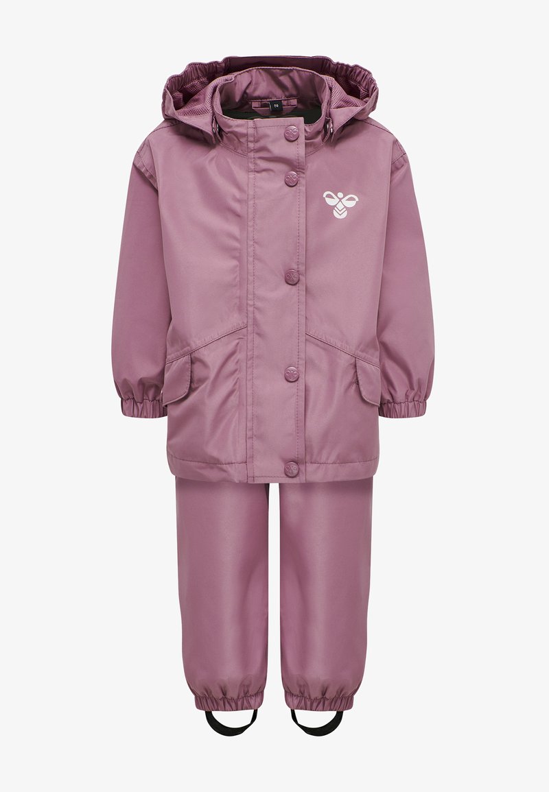 Roze waterdichte two-piece set met een hoodie-jas met drukknoopsluitingen en voorkeurszakken, gecombineerd met broeken met elastische taille.