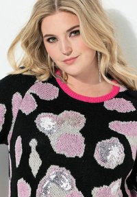 Schwarzer Strickpullover mit einem pinken und silbernen Tiermuster. Der gerippte pinke Ausschnitt und Paillettenakzente verleihen dem Design eine besondere Note.