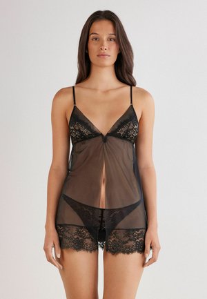 Zwarte sheer lingerie set met verfijnde kantaccenten, een diepe V-hals, verstelbare schouderbandjes en een centrale strikdecoratie.