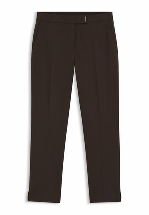 Zwarte, op maat gemaakte, slim-fit broek met riemlussen, voorzakken en een rechte zoom op een witte achtergrond.