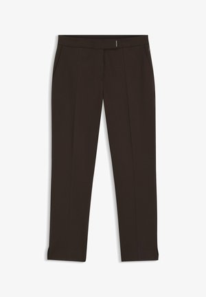 Zwarte, op maat gemaakte, slim-fit broek met riemlussen, voorzakken en een rechte zoom op een witte achtergrond.