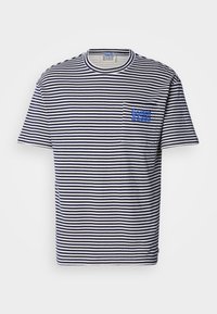 POCKET - T-shirt med print - white / navy