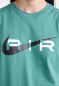 Nike Sportswear AIR GRAPHIC TEE - Marškinėliai su spaudiniu - bicoastal