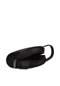 Pouch in pelle nera con zip e manico, mostrato parzialmente aperto, che rivela un ampio interno.