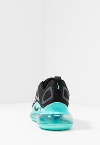 Teniska Nike Air Max 720 v černé barvě s tyrkysovými doplňky. Má prodyšný svršek z mesh materiálu, zaoblený podpatek a výrazné vzduchové polstrování.