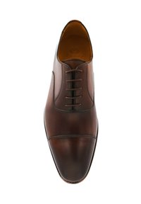 Bruine leren geklede schoen met een gladde afwerking, voorzien van veters, een ronde neus en subtiele stiksels langs de zijkanten.