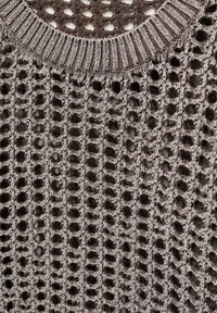 Pull en laine marron avec un design en treillis ouvert, doté d'un col rond côtelé et d'un tissu texturé. Met en avant un motif de tissage lâche.