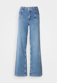 Jean denim bleu à jambes larges, taille haute, poches avant, fermeture à boutons et passants de ceinture, présenté sur fond blanc uni.