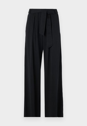 Schwarze, weit geschnittene Hosen mit einem Gürtel an der Taille, die eine glatte Textur und minimalistische Details aufweisen und sich für verschiedene Anlässe eignen.