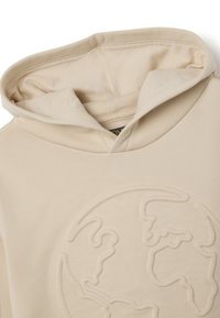Beige katoenen hoodie met een trekkoord, voorzien van een reliëfontwerp van de wereldbol aan de voorkant. Glad textuur met een zachte binnenkant.