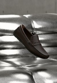 Δεν επιλέχθηκε, dark brown synthetic