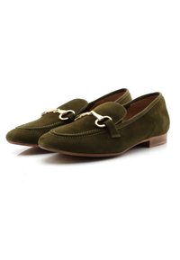 Mocassini in suede verde oliva con un design cucito, caratterizzati da un dettaglio in metallo dorato e un tacco in legno basso.