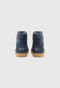 UGG CLASSIC MINI II - Vinterstøvler - dark indigo