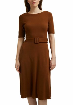 Brązowa sukienka do kolan z okrągłym dekoltem, krótkimi rękawami i paskiem w talii z prostokątną klamrą, wykonana z gładkiego, miękkiego materiału.