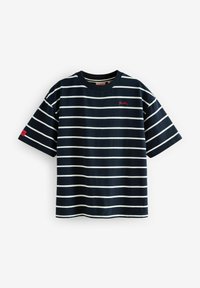 Marineblaue kurzärmelige T-Shirt mit weißen horizontalen Streifen, verfügt über ein rotes Logo auf der Brust und einen roten Akzent am Ärmel, 100% Baumwolle.