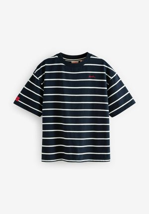 Marineblaue kurzärmelige T-Shirt mit weißen horizontalen Streifen, verfügt über ein rotes Logo auf der Brust und einen roten Akzent am Ärmel, 100% Baumwolle.
